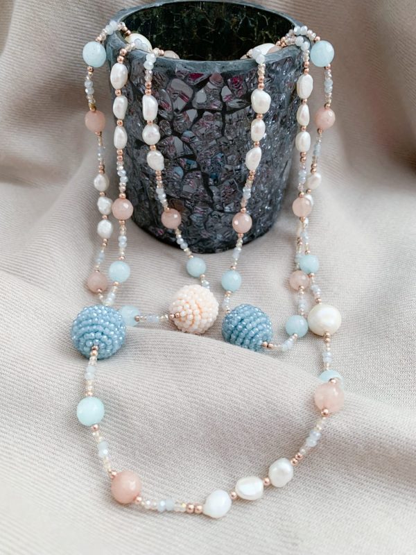 Halskette aus mehreren Edelsteinen und Süßwasserperlen