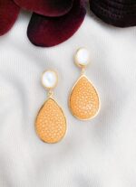 Oranje stingray druppels en mother of pearl oorbellen