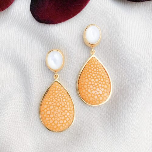 Oranje stingray druppels en mother of pearl oorbellen