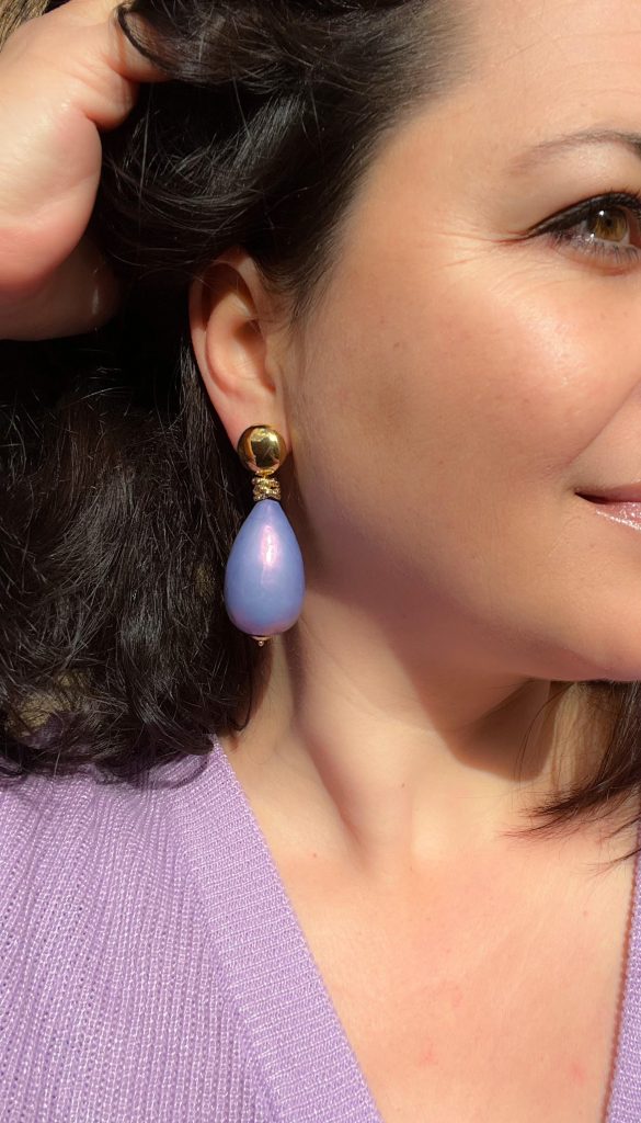 Statement-Ohrringe aus lila Baumwollperlen