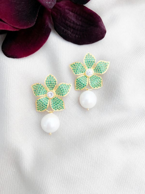 Groene zirkonia’s bloem en barokparels oorbellen