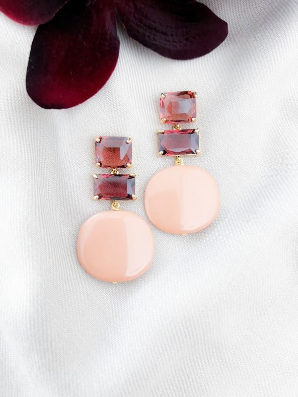 Ohrringe aus rosa-beigem Harz und Kristallen