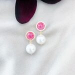 Fuchsia-agaat-en-witte-shell-parels-oorbellen