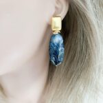 Gemeleerd-blauwe-resin-en-vermeil-oorbellen-pop