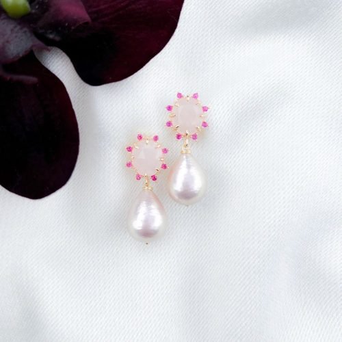 Cotton-pearl-roze-kwarts-en-zirkonias-oorbellen