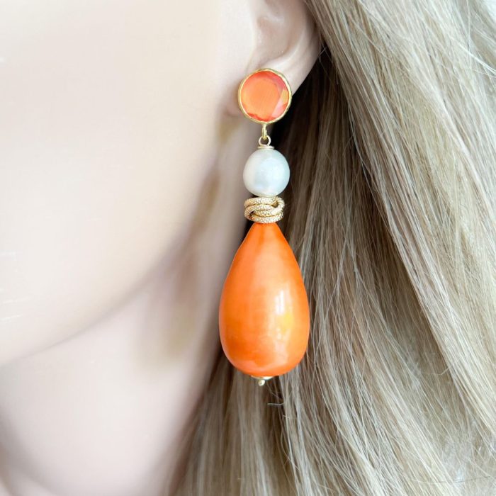 Oranje-cotton-pearl-barokparels-en-cats-eye-oorbellen-pop