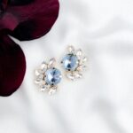 Licht-blauw-en-wit-Swarovski-oorknoppen