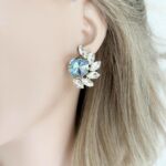 Licht-blauw-en-wit-Swarovski-oorknoppen-pop