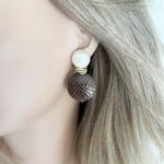 Bruine-slangenleer-en-ivory-resin-oorbellen-pop