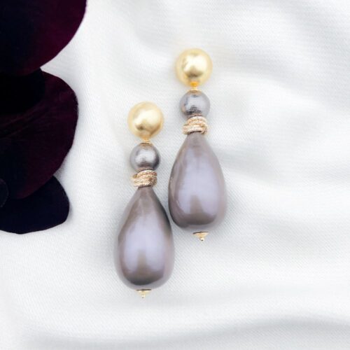 Taupe-cotton-pearl-statement-oorbellen