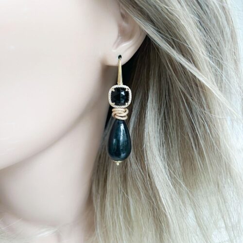 Black-cotton-pearl-en-zwarte-onyx-oorbellen-pop