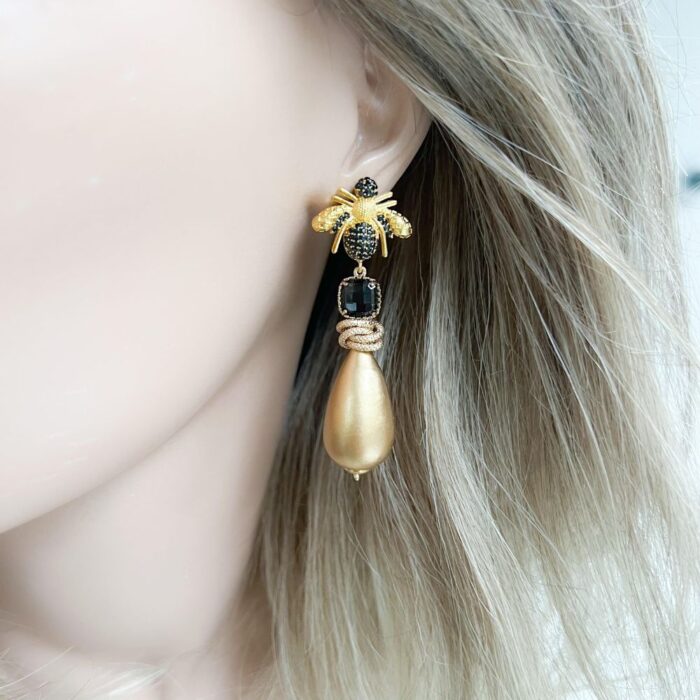 Gold-cotton-pearl-en-Queen-bee-oorbellen-pop