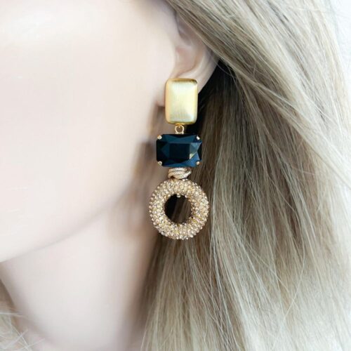 Gold-markasiet-zwarte-Swarovski-statement-oorbellen-pop